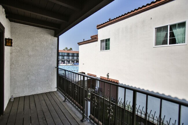 Building Photo - Los Caballeros #001