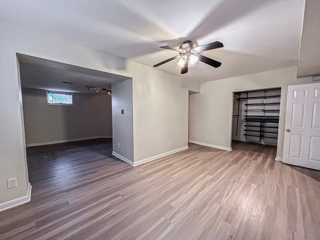 Building Photo - Gorgeous 3 Bedroom 2 Bathroom Unit With Su...