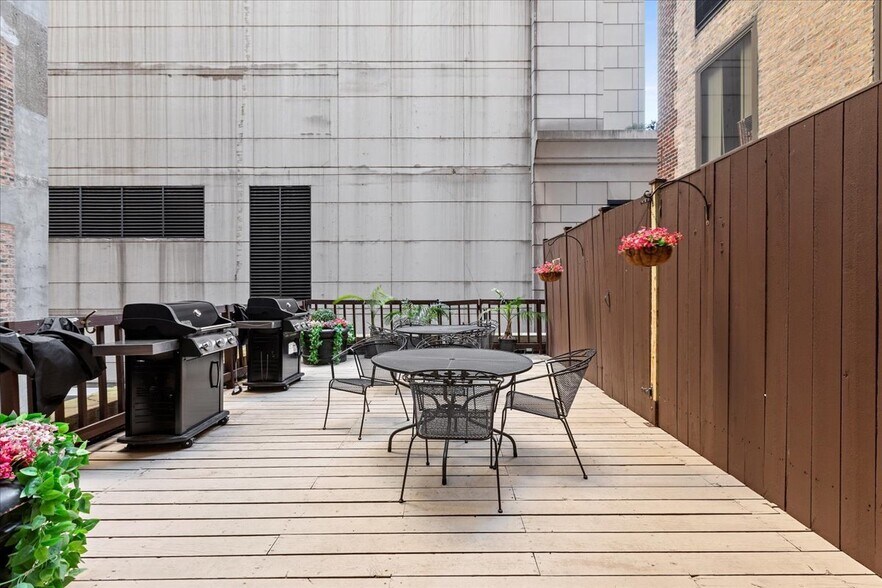 Building Photo - 40 E Delaware Pl