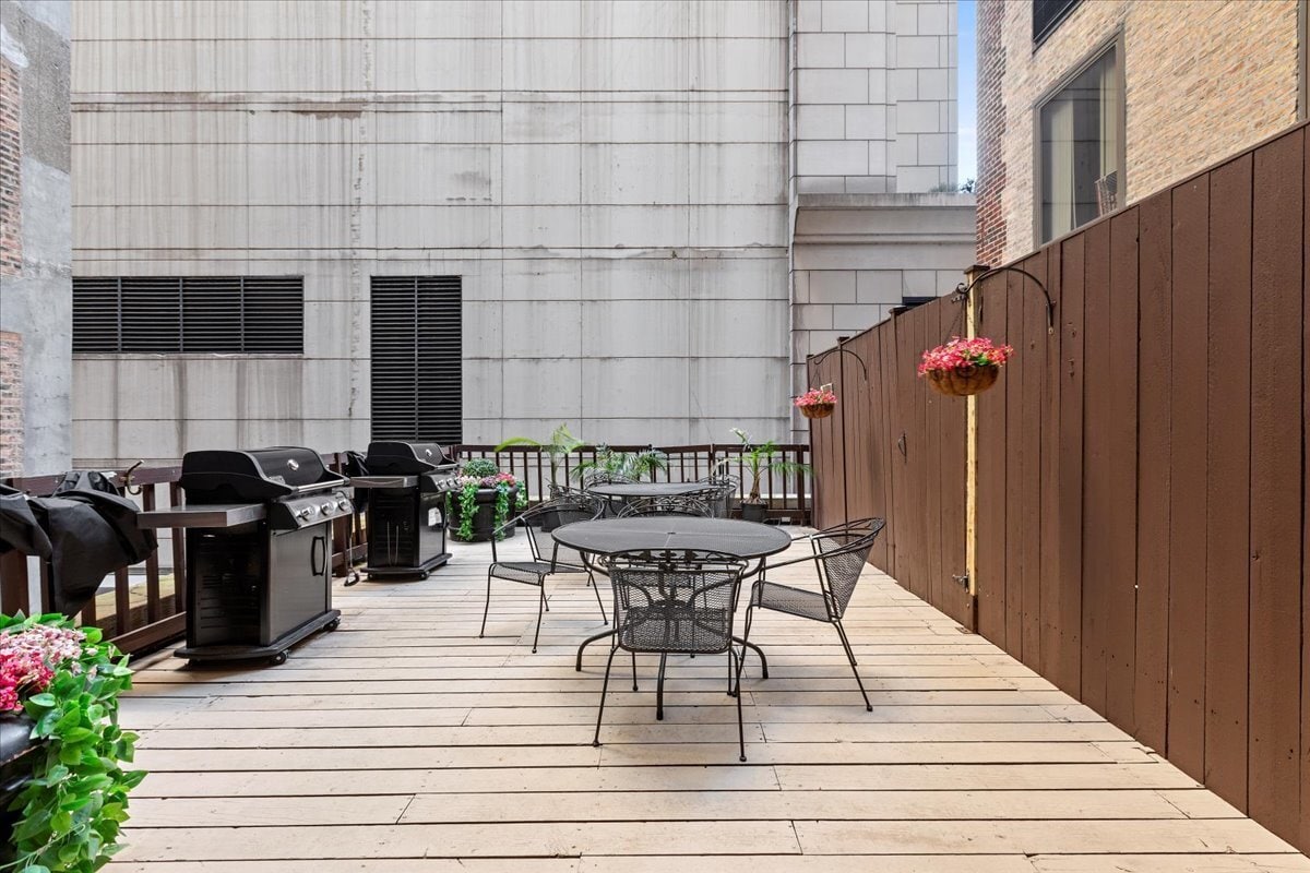 Building Photo - 40 E Delaware Pl