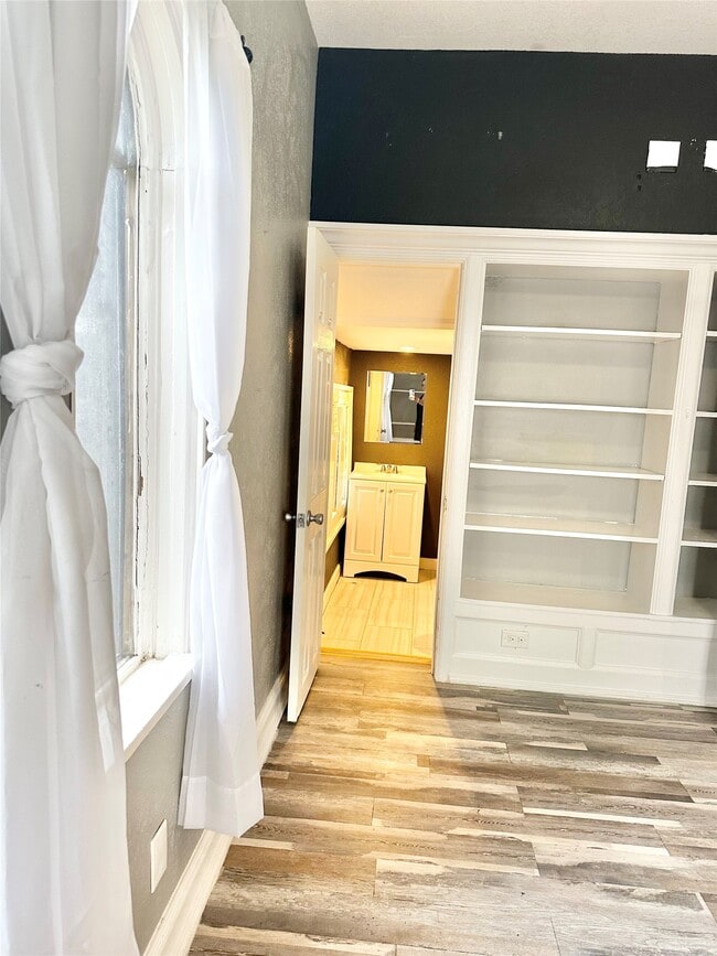 Building Photo - 2424 Southmore Blvd