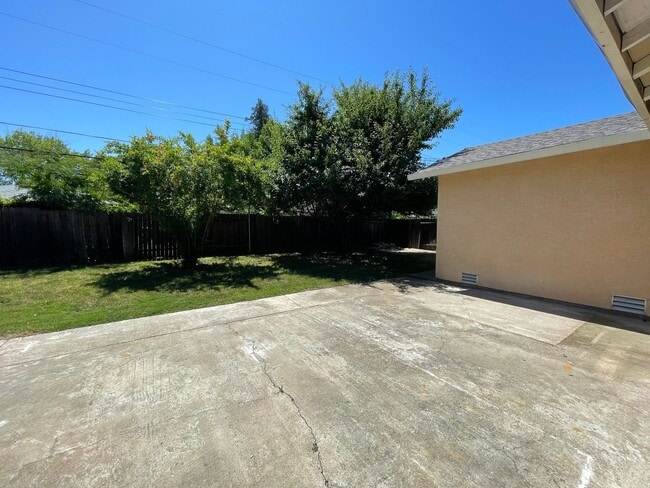 Building Photo - Single Story 3 Bedroom, 2 Bath Single Story Home with Huge Backyard!