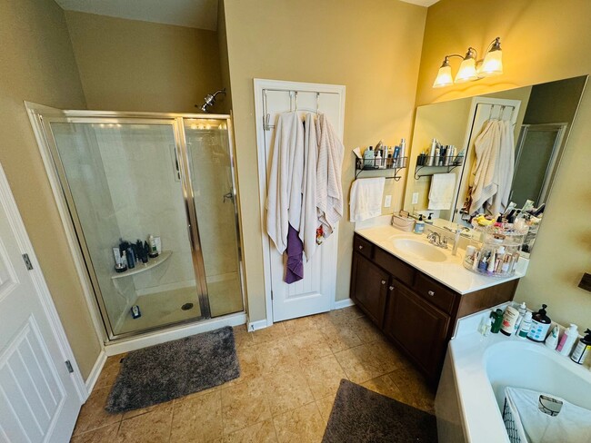 Building Photo - For Lease - 3 Bed, 2 Bath, 2445 sqft Home ...