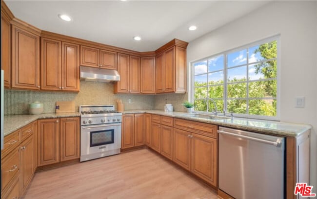 Building Photo - 26065 Redbluff Dr