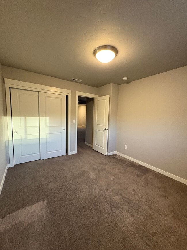 Building Photo - Newer 3 Bedroom / 2.5 Bathroom + Loft in the Ochoco Pointe Community