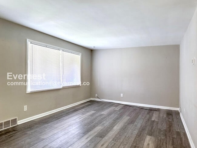 Building Photo - 104 Maria Ln