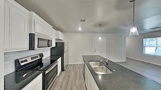 Building Photo - 3 Bedroom 2 Bath 2 Car Garage Duplex in Great location close to the Broadway Extension and 8 minu...