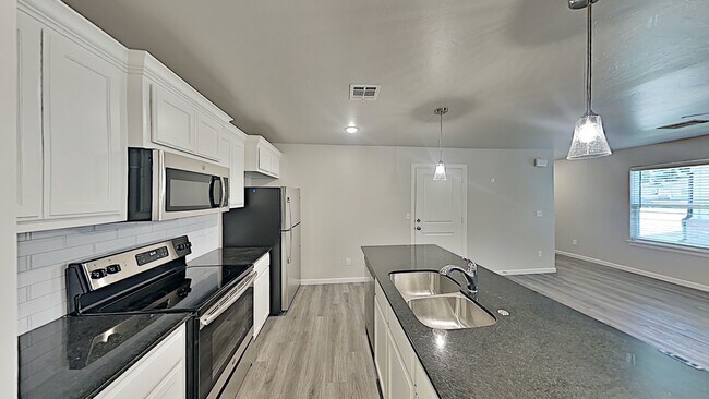 Building Photo - 3 Bedroom 2 Bath Duplex With 2 Car Garage Located Close to the Broadway Extension and 8 minutes f...