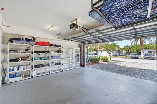 Building Photo - 832 N Victoria Park Rd