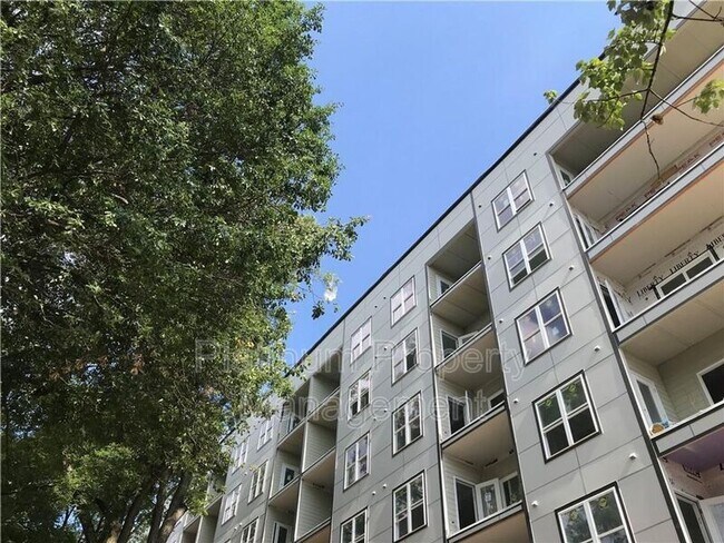 Building Photo - 525 Parkway Dr NE