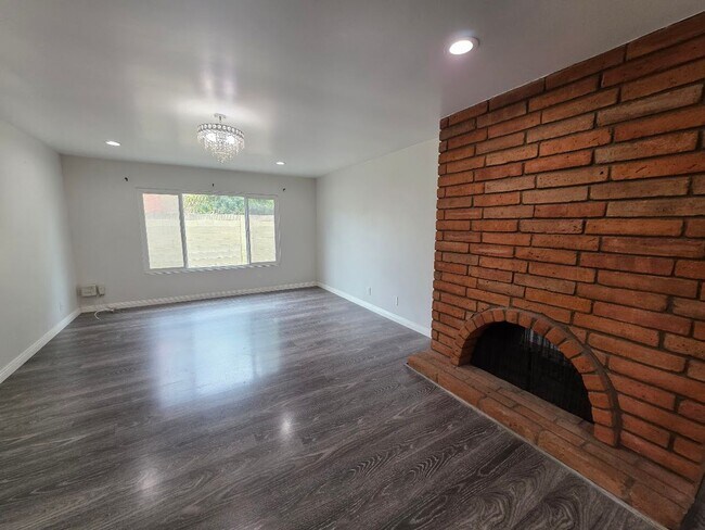 Building Photo - SPACIOUS 4BD/2BA WITH GARAGE, LAUNDRY AND ...
