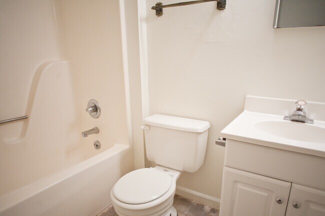 Building Photo - Live in a historic house close to UNC - Cameron-McCauley Historic District!