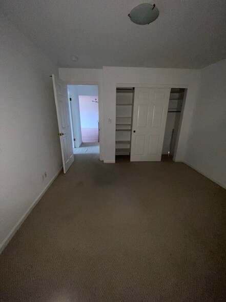 Building Photo - 553 Merritt Ave