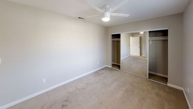 Building Photo - Huge Bedrooms, lots of Parking, closest to campus!