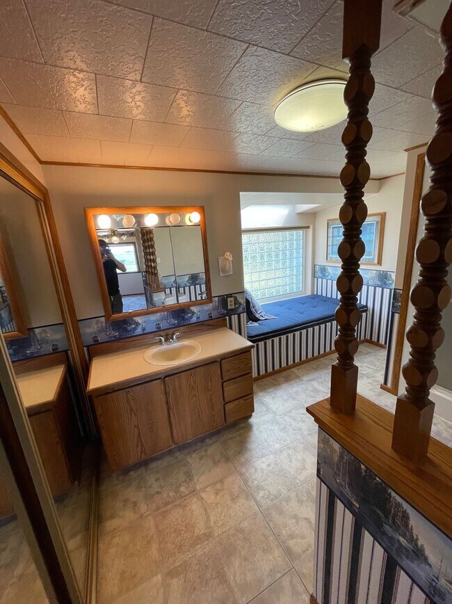 Building Photo - Rural living at its finest!  Large 3bdrm 2...