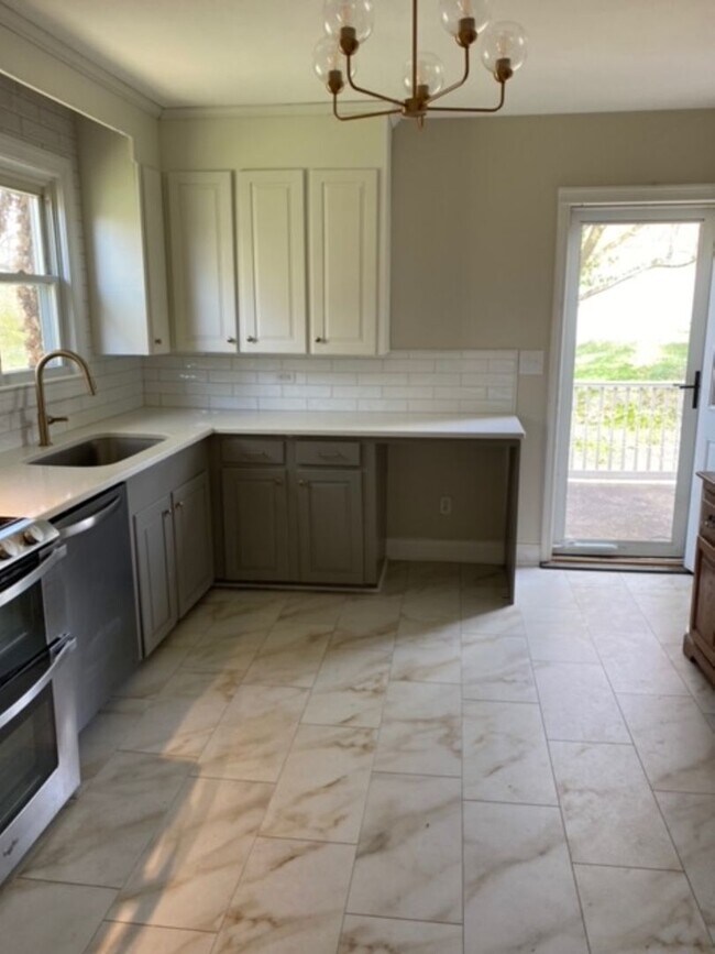 Building Photo - Bright and Cheery 4 Bedroom Home in Desiriable Sheffield Neighborhood