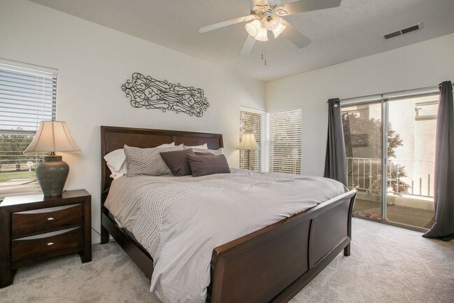 Building Photo - 6809 Medinah Ln NE