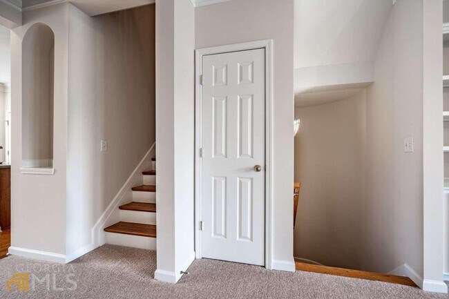 Building Photo - 1732 Highlands View Dr