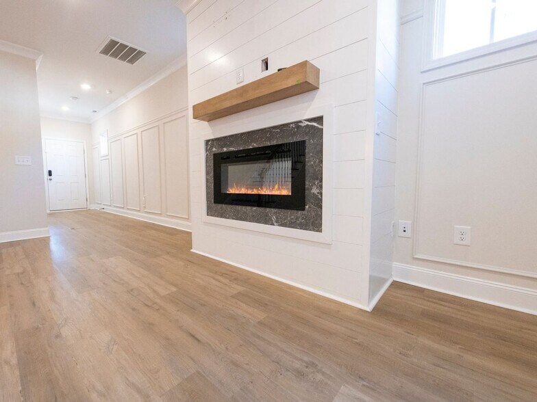 Building Photo - 711 Elderberry Dr