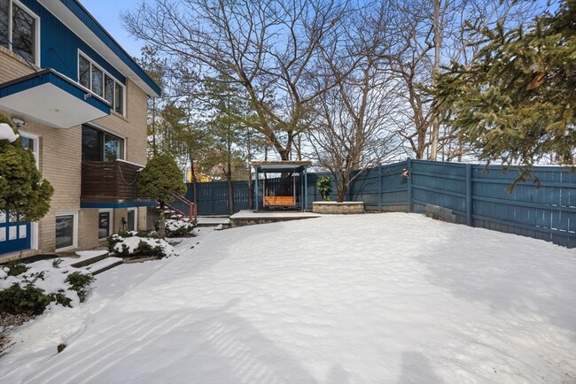 Building Photo - 330 Cambridge St