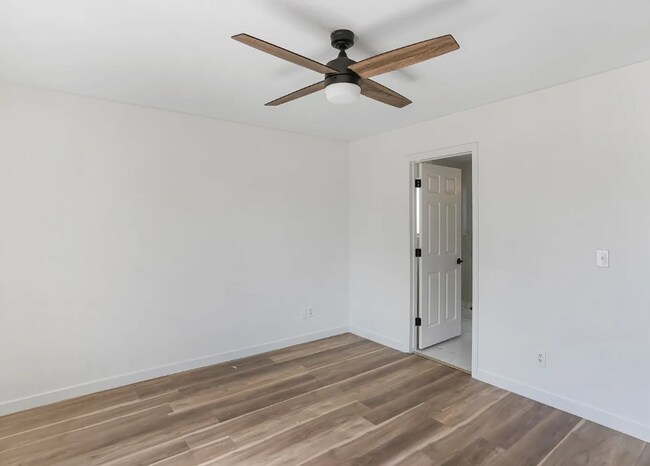 Building Photo - Adorable 2 Bedroom Hurricane Home! Pet Friendly!