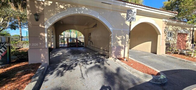 Building Photo - 2589 Centergate Dr