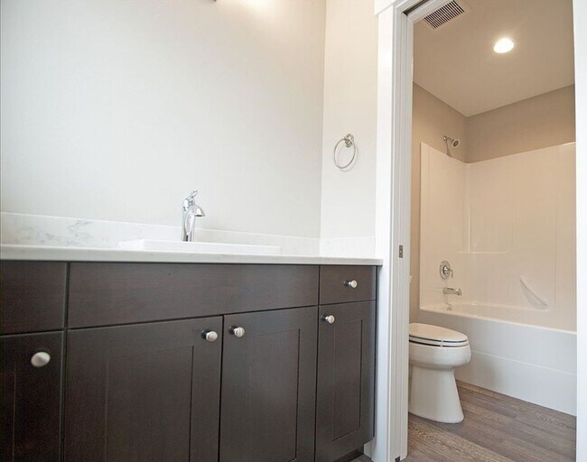 Building Photo - 3 Bed 2 Bath - Craftsman - Ideal Location - Fenced Backyard