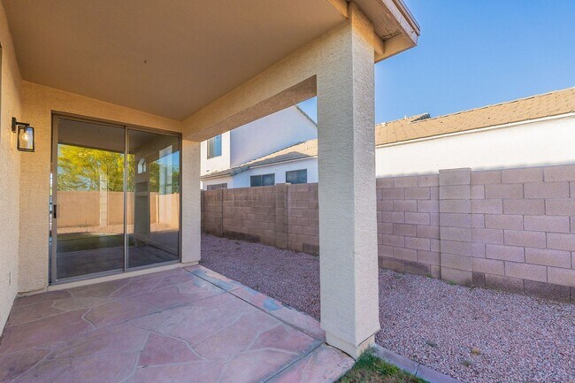 Building Photo - Move right in to your dream home!