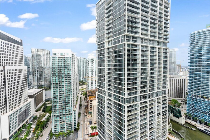 Building Photo - 495 Brickell Ave