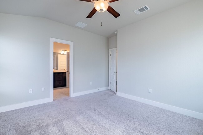 Building Photo - Beautiful 2 bedroom, 2.5 bathroom home in South East Austin!!!