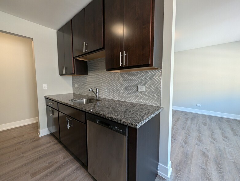 Building Photo - 542 W Surf St