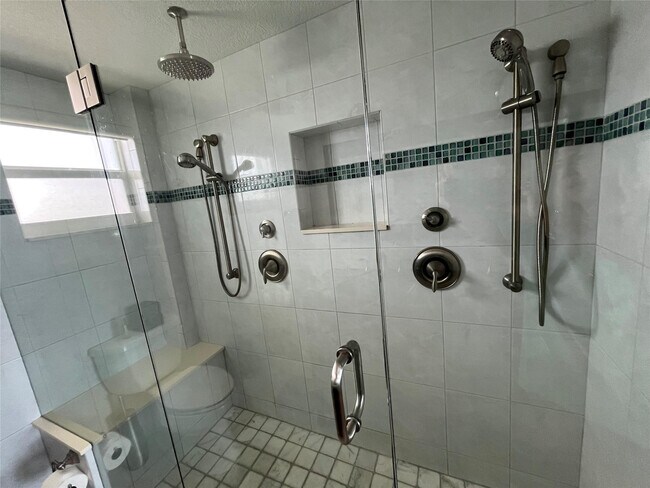 Building Photo - 333 NE 21st Ave