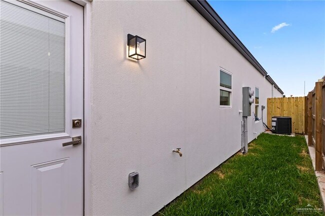Building Photo - 16 Woodpecker Rd