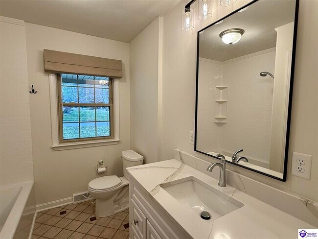 Building Photo - 913 Dogwood Cir