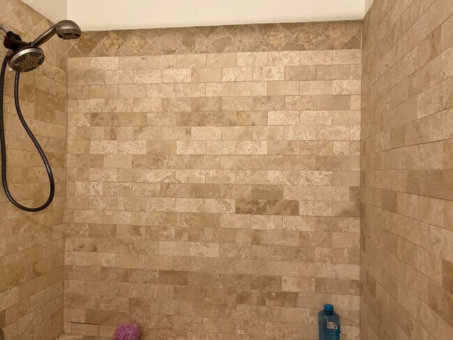 Building Photo - Remodeled, first floor 1428 sq ft, 2 bed+ ...
