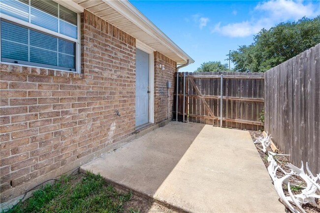 Building Photo - 3609-3611 Oldenburg Ct