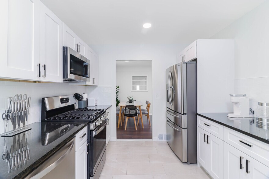 Building Photo - 29744 Rosslyn Ave
