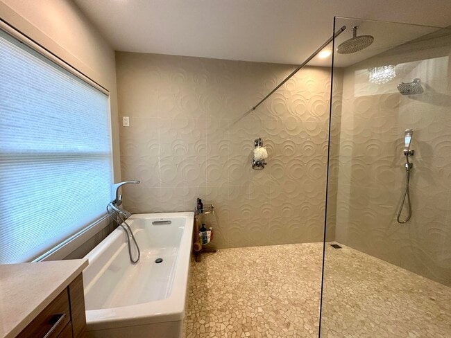 Building Photo - 4515 N Lake Dr