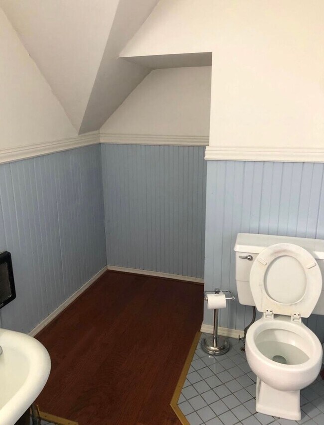 Building Photo - Victorian Charmer – 3 Bed, 1.75 Bath – Uti...