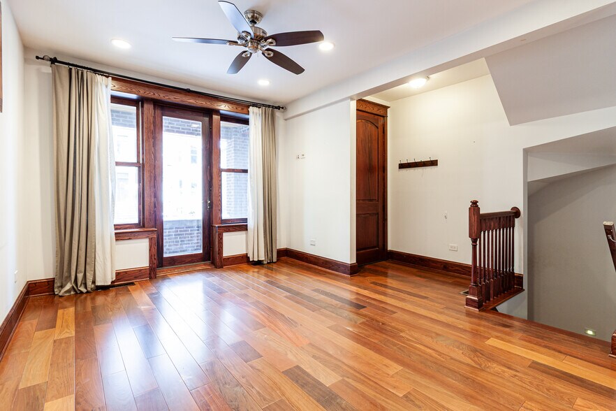 Building Photo - 1019 W Oakdale Ave