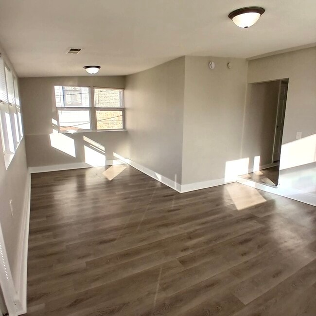 Building Photo - 2108 N Keeler Ave