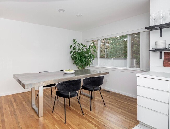 Building Photo - 43 Wooded Oak Ln