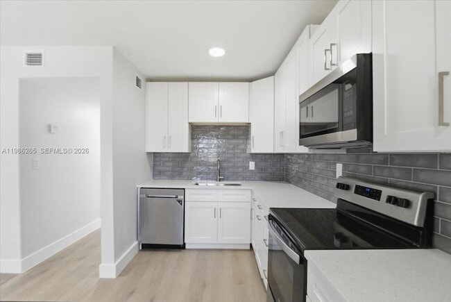 Building Photo - 1400 NE 43rd Ct