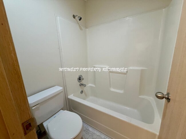 Building Photo - Highly Desired 3 Bd End Unit For Lease