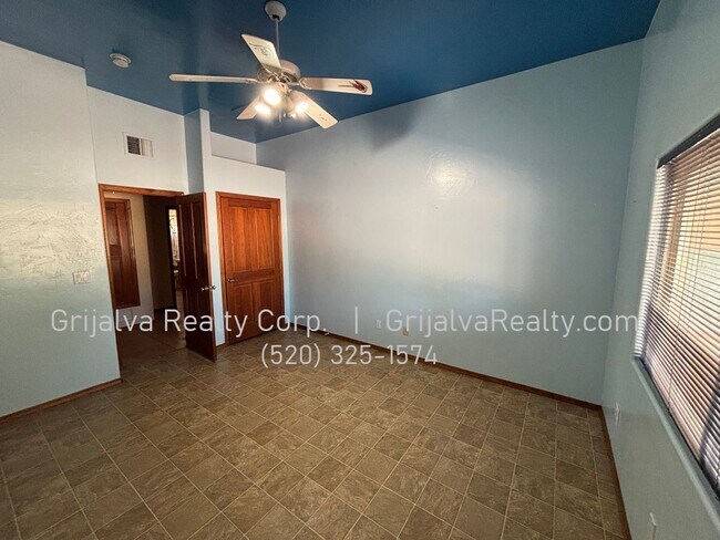 Building Photo - Huge Retreat Style Property for Rent in Central Tucson (Ft Lowell/Campbell)