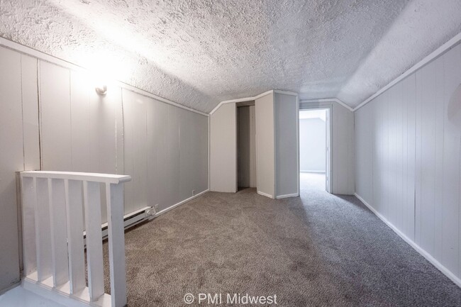 Building Photo - Charming 3-Bedroom Duplex with 2 Full Bath...