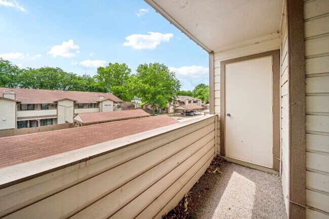 Building Photo - Cozy 2 Bedroom Condo located in the South Tulsa