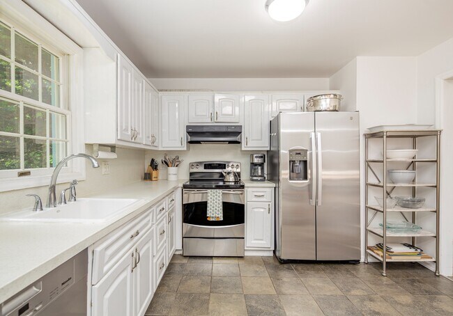 Building Photo - 6 Gunpowder Ln