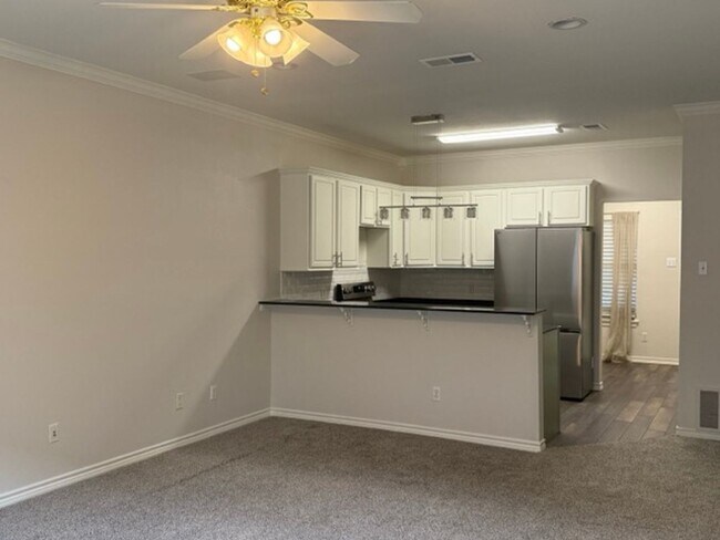 Building Photo - Living Just Blocks from Baylor University