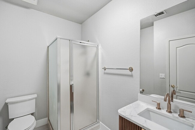 Building Photo - 1425 W Commerce Ave